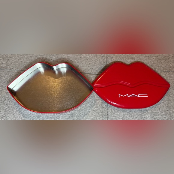 MAC Cosmetics Red Lip-Shaped Case - Picture 2 of 3